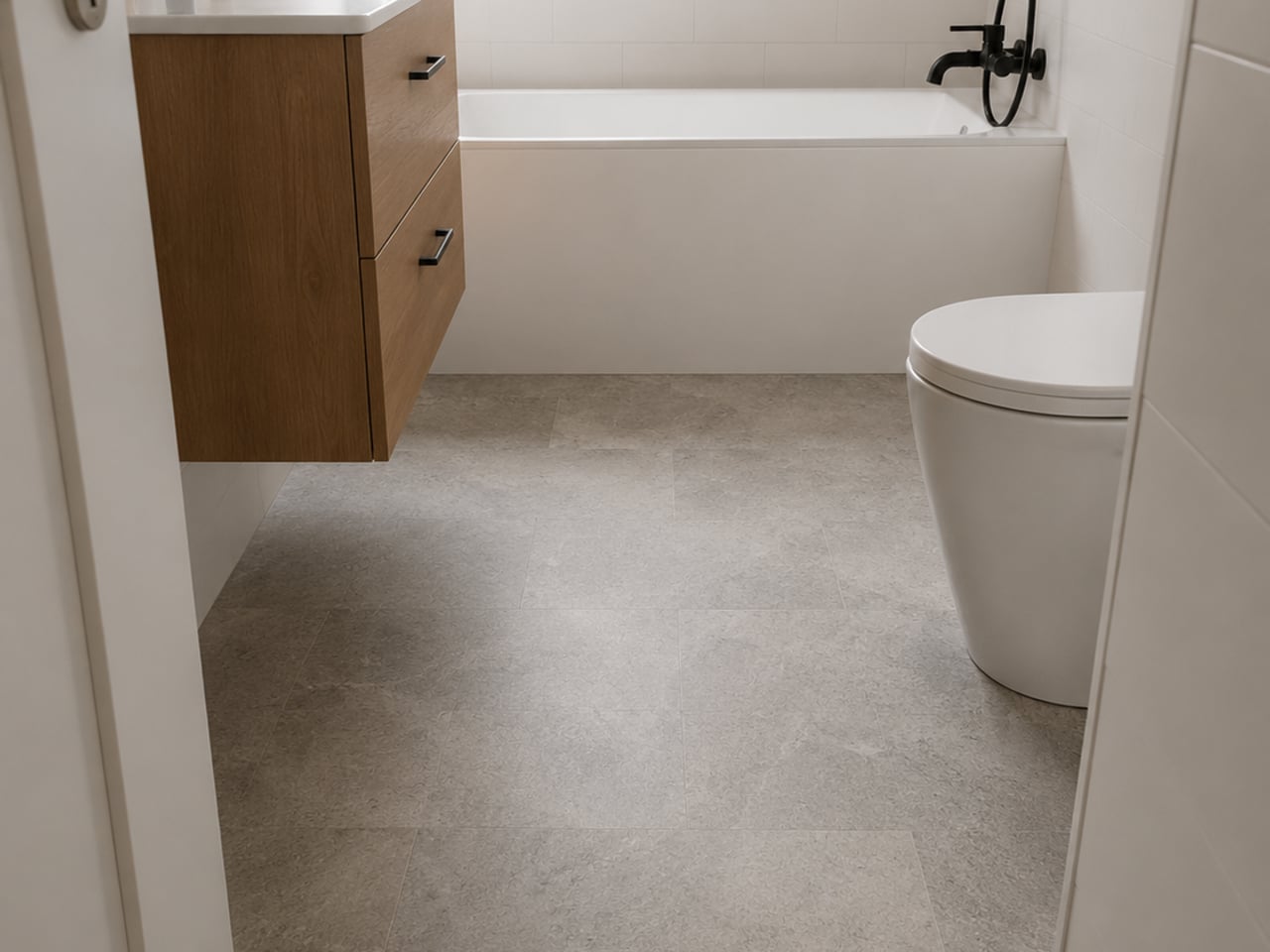 Кварцвинил в ванной комнате — влажная зона, где нужен Homakoll Tile 2K PU