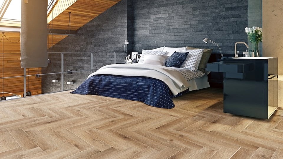 SPC ламинат Cronafloor Herringbone в спальне лофт — укладка ёлочкой