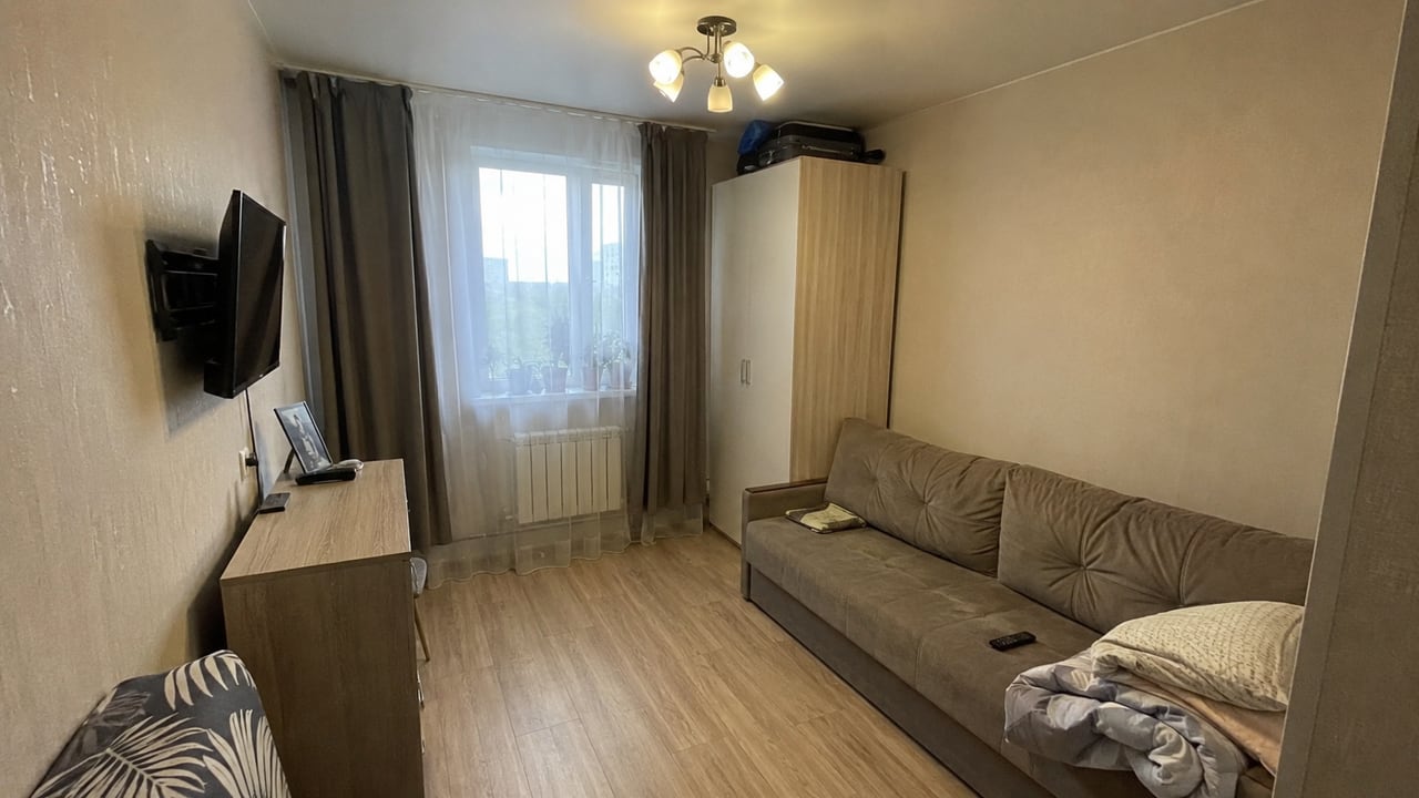 Светлый дуб SPC в маленькой гостиной 14 м² в хрущёвке — диван, телевизор, шкаф