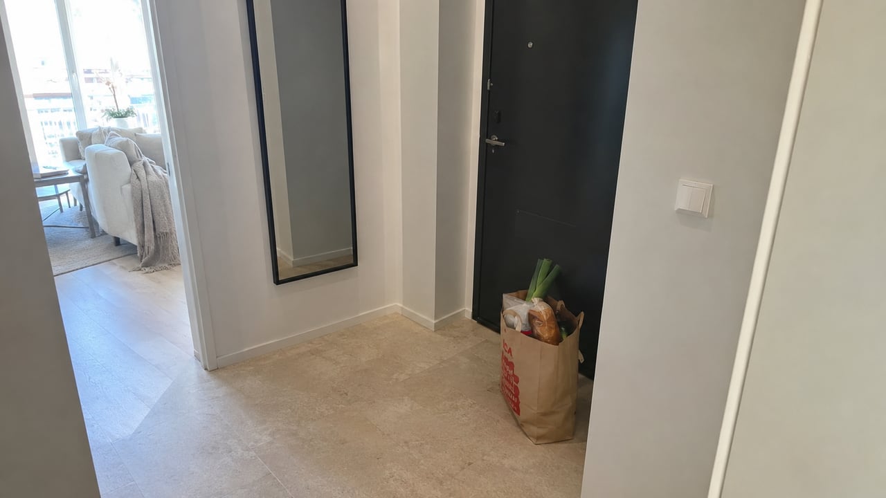 Серый травертин-стайл SPC в маленькой прихожей 4 м² новостройки с зеркалом и пакетом покупок